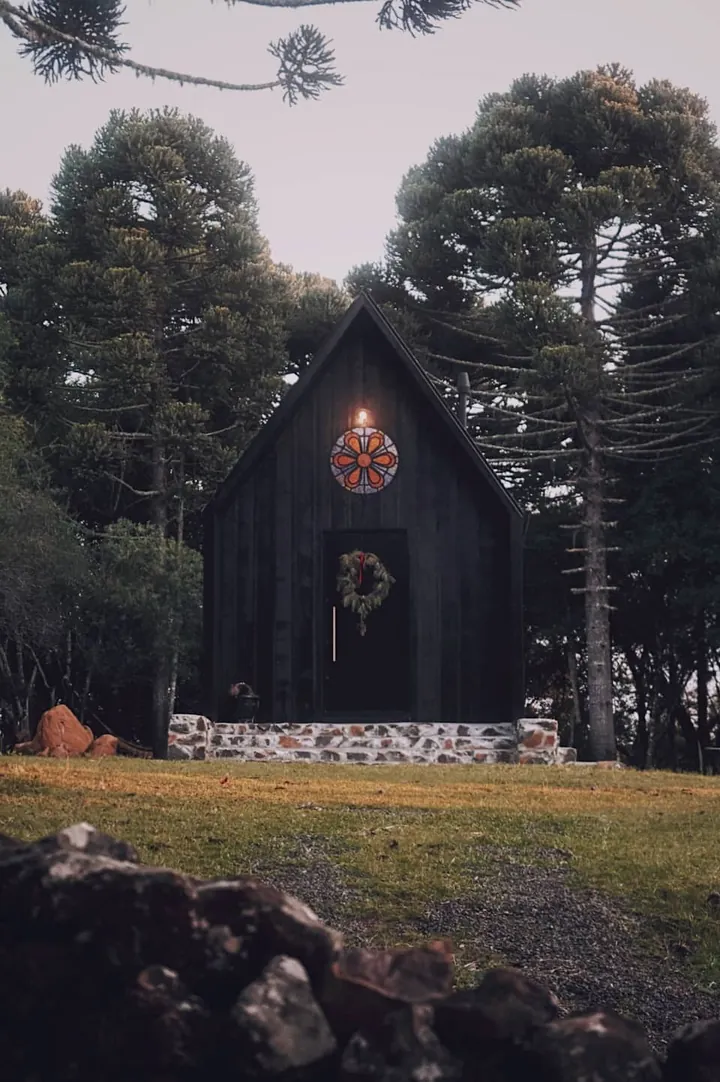 A fachada em A da cabana entre as araucárias